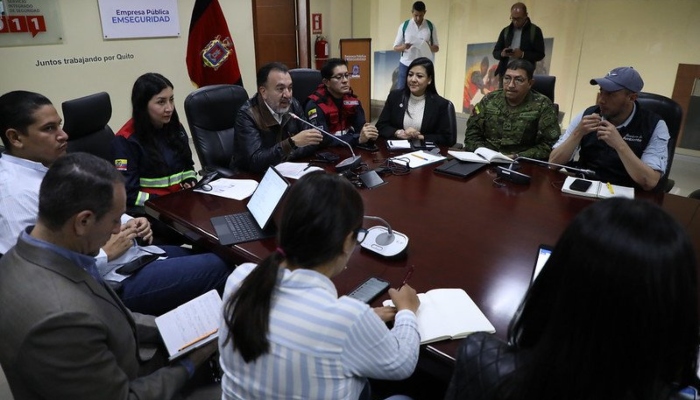 El Alcalde de Quito, Pabel Muñoz, lidera una de las reuniones del COE metropolitano para enfrentar la emergencia por incendios. El 99 por ciento de los incendios forestales son provocados. El Gobierno de la ciudad presentó la estrategia de descontaminación de ríos en Quito como parte de una política integral de gestión del medio ambiente. 