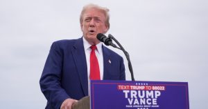 El expresidente Donald Trump, candidato republicano a la Presidencia, habla en una conferencia de prensa en el club de golf Trump National Los Angeles el viernes 13 de septiembre de 2024, en Rancho Palos Verdes, California.