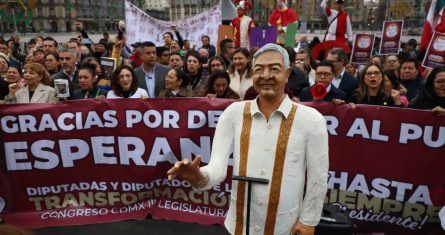 Simpatizantes de Andrés Manuel López Obrador se reunieron afuera de Palacio Nacional para despedir al mandatario mexicano en su último día como Presidente.