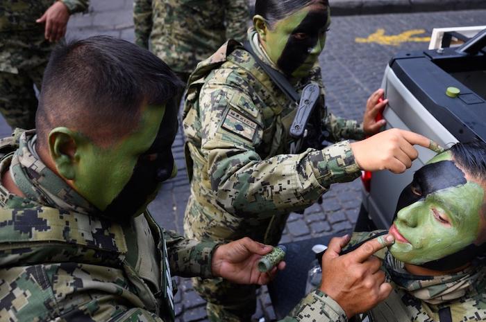 Las y los integrantes de la Secretaría de Marina (Semar) ayudaron a sus compañeros a terminar de alistarse para el Desfile Militar.