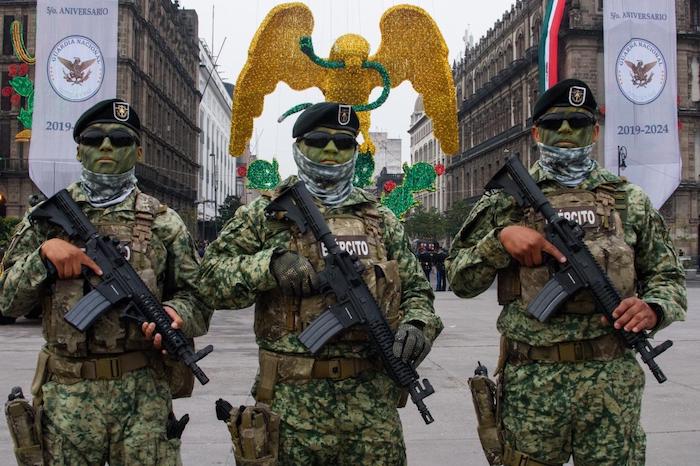 Elementos del Ejército en el Zócalo de la Ciudad de México.