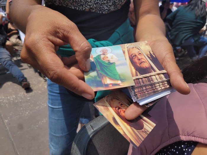 En el Zócalo se vendieron diversos productos y recuerdos del evento, como estampas de "San Amlito".