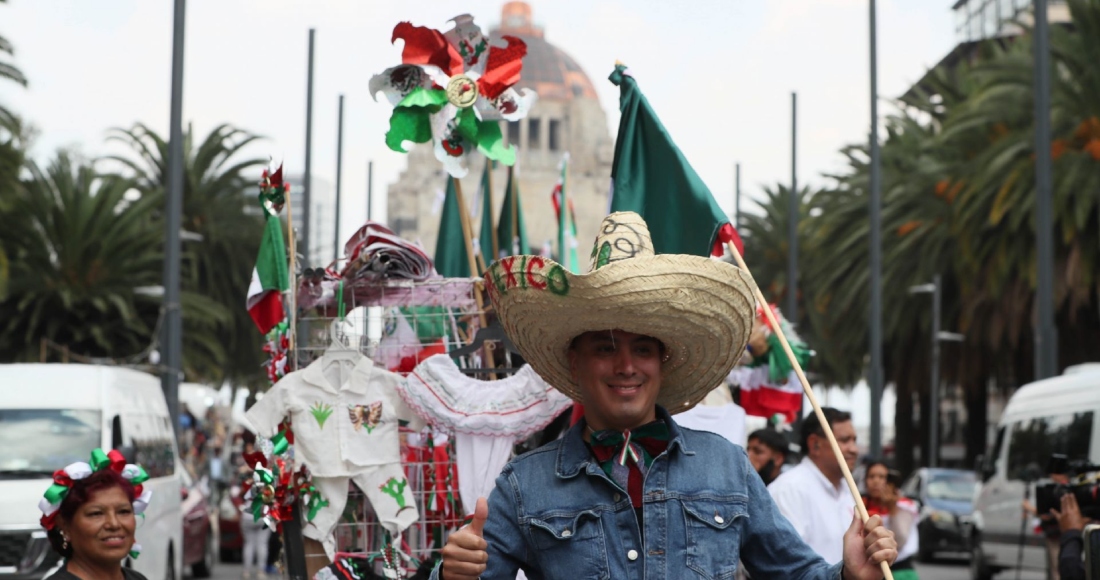 Comerciantes de artículos patrios, como banderas y sombreros tricolores, arrancaron oficialmente su vendimia tolerada en el Centro, con un desfile que partió del Monumento a la Revolución rumbo al Zócalo.