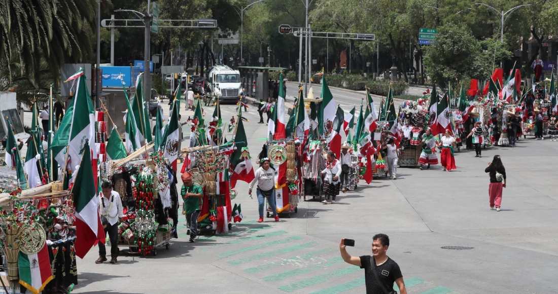 Comerciantes de artículos patrios, como banderas y sombreros tricolores, arrancaron oficialmente su vendimia tolerada en el Centro, con un desfile que partió del Monumento a la Revolución rumbo al Zócalo.