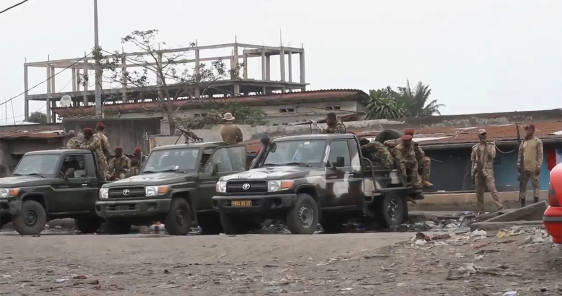 Esta imagen tomada de un video muestra a las fuerzas de seguridad del Estado fuera de la prisión de Makala en Kinsasa, República Democrática del Congo, tras un intento de fuga en la principal prisión del Congo el 2 de septiembre de 2024.