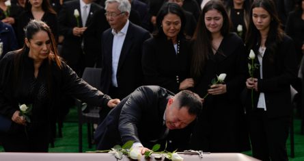 Kenji Fujimori llora durante el funeral de su padre, el expresidente Alberto Fujimori, en Lima, Perú, el sábado 14 de septiembre de 2024.