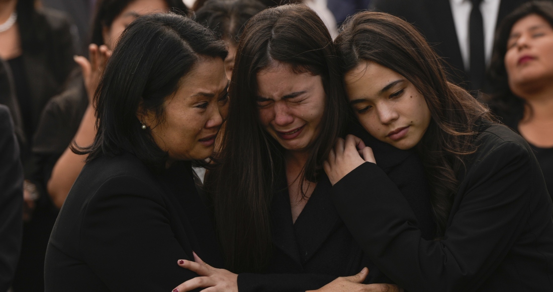 Keiko Fujimori, a la izquierda, abraza a sus hijas Kiara, en el centro, y Kaori durante el funeral de su padre, el expresidente Alberto Fujimori, en Lima, Perú, el sábado 14 de septiembre de 2024. 