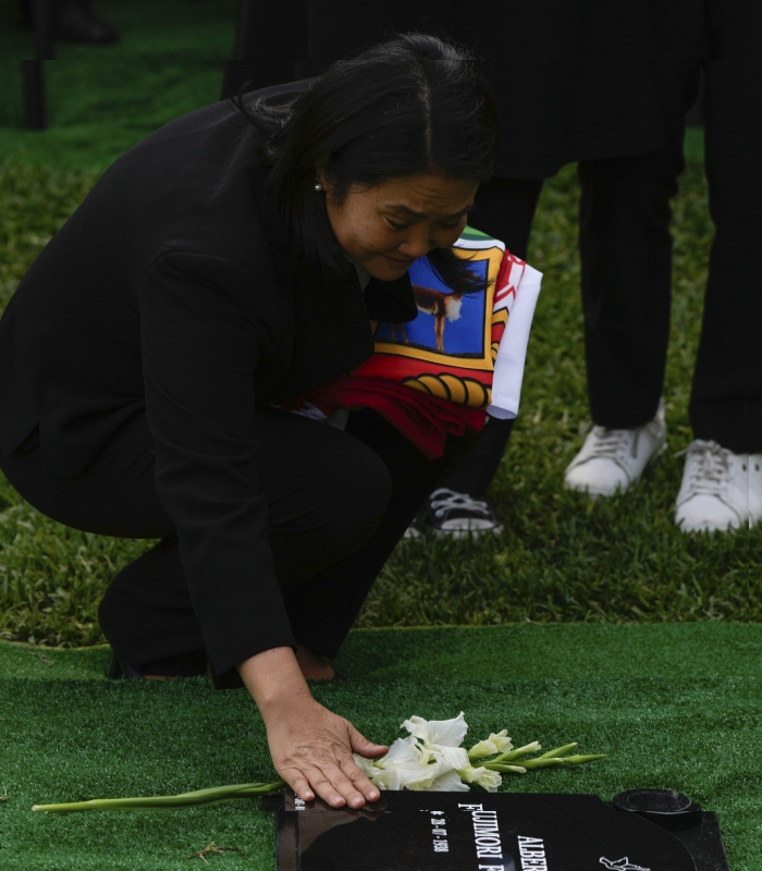 Keiko Fujimori coloca una flor en la tumba de su padre, el expresidente Alberto Fujimori, durante su funeral en Lima, Perú, el sábado 14 de septiembre de 2024