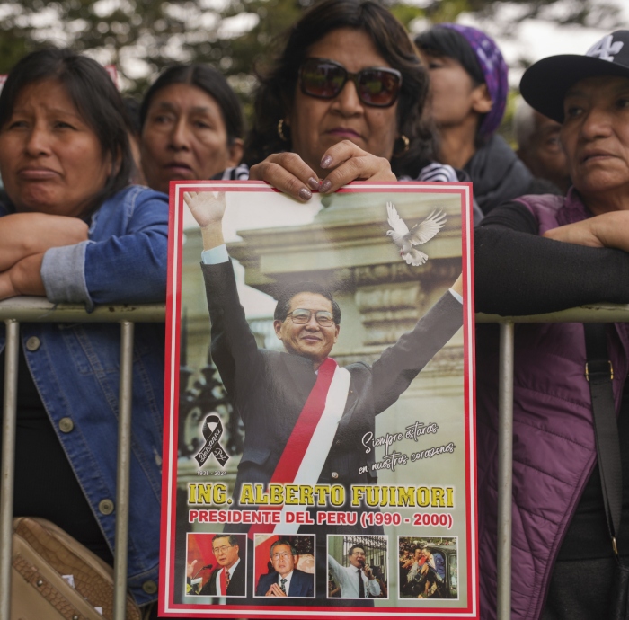 Partidarios del expresidente Alberto Fujimori se reúnen frente al cementerio durante su funeral en Lima, Perú, el sábado 14 de septiembre de 2024.