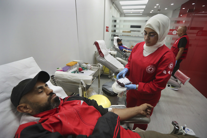 Gente donando sangre para personas heridas por la explosión de dispositivos portátiles en un centro de Cruz Roja, en la ciudad sureña de Sidon, Líbano, el martes 17 de septiembre de 2024.