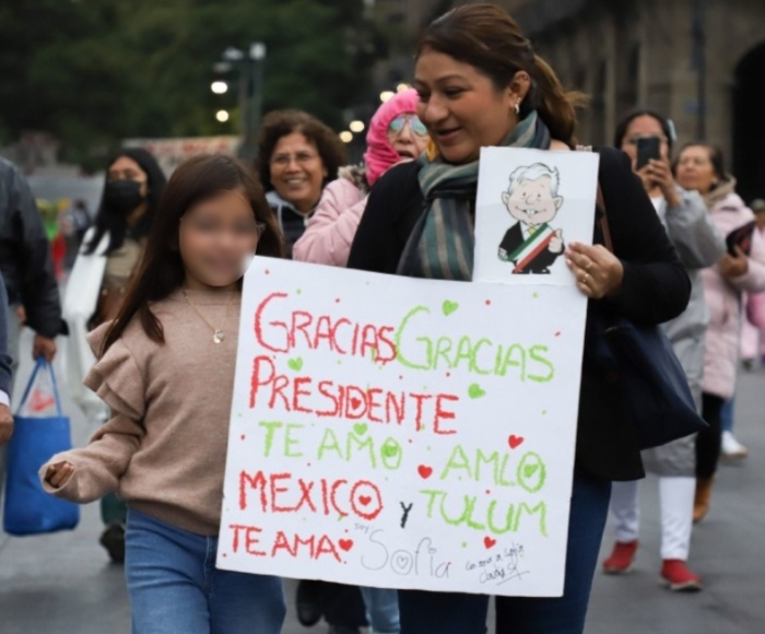 En su última conferencia de prensa, a la que asistieron varios periodistas, rifó su reloj. Luego anunció la develación de su retrato en el Palacio Nacional, la sede presidencial. 