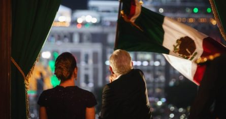 Andrés Manuel López Obrador, Presidente de México, y su esposa Beatriz Gutiérrez Müller, encabezaron el 6to y último Grito de la Independencia en el Zócalo. Los acompañaron Claudia Sheinbaum, Presidenta electa de México.