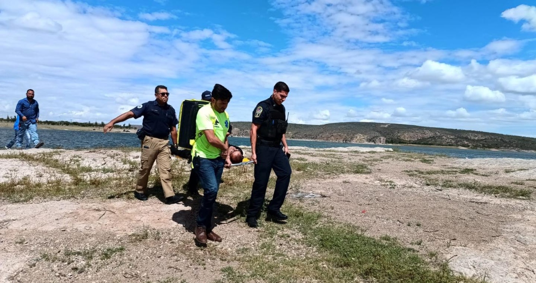 Tras el desplome de un helicóptero en la Presa Chihuahua, los equipos de Protección Civil y la Policía Municipal actuaron de inmediato para rescatar a los tripulantes.