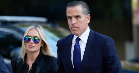 Hunter Biden, derecha, es acompañado por su esposa Melissa Cohen Biden a su llegada a una corte federal para la selección de los miembros del jurado de su juicio por cargos por impuestos, el jueves 5 de septiembre de 2024, en Los Ángeles.