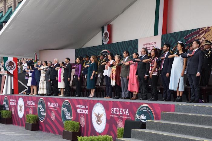 Invitados de honor en el templete donde estuvo el Presidente Andrés Manuel López Obrador para presenciar el Desfile Militar.