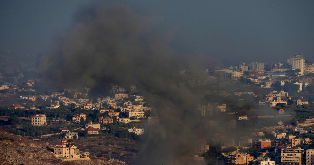 El humo se alza de un ataque aéreo israelí en la población de Kfar Rouman, vista desde la localidad de Marjayoun, en el sur de Líbano, el lunes 23 de septiembre de 2024.