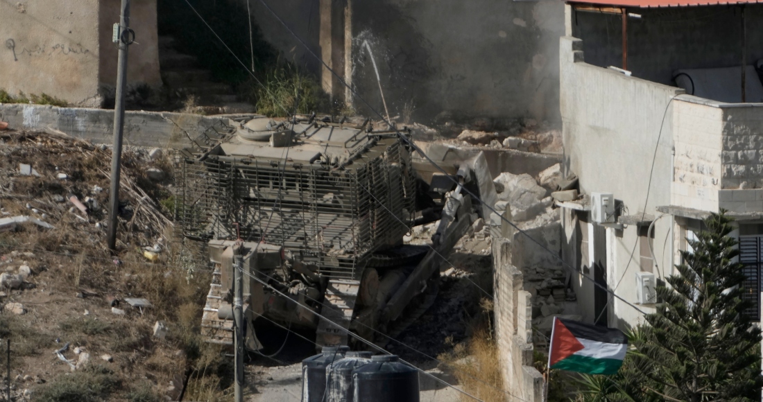 Un bulldozer del ejército israelí avanza por la localidad de Qabatiya, en Cisjordania, durante una redada de las fuerzas armadas de Israel el jueves 19 de septiembre de 2024.