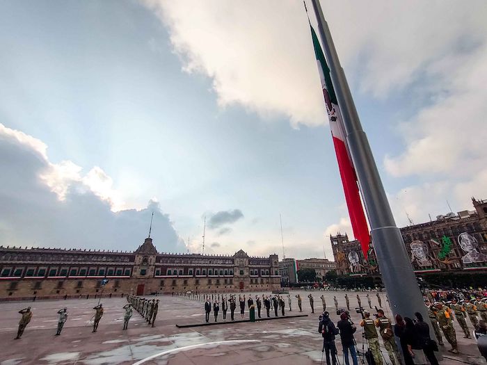 En punto de las 7:16 horas, Andrés Manuel López Obrador y Claudia Sheinbaum Pardo salieron de la puerta principal de Palacio Nacional, acompañados de otras y otros funcionarios del Gabinete, y caminaron hacia el centro del Zócalo de la Ciudad de México para encabezar la ceremonia del izamiento de la Bandera a media asta en memoria de víctimas que dejaron los dos potentes terremotos.