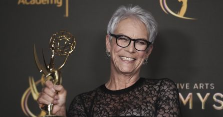 Jamie Lee Curtis posa con su premio de actriz invitada destacada en una serie de comedia por "The Bear" en la segunda noche de los Premios Emmy de las Artes Creativas el domingo 8 de septiembre de 2024 en Los Ángeles.