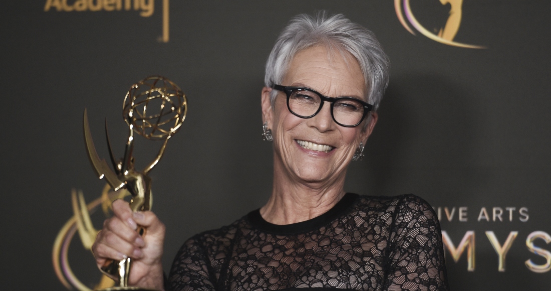 Jamie Lee Curtis posa con su premio de actriz invitada destacada en una serie de comedia por "The Bear" en la segunda noche de los Premios Emmy de las Artes Creativas el domingo 8 de septiembre de 2024 en Los Ángeles.