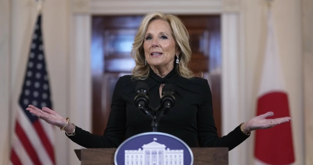 La primera dama, Jill Biden, habla antes de ver la comida y las decoraciones en la Casa Blanca en Washington, el martes 9 de abril de 2024.