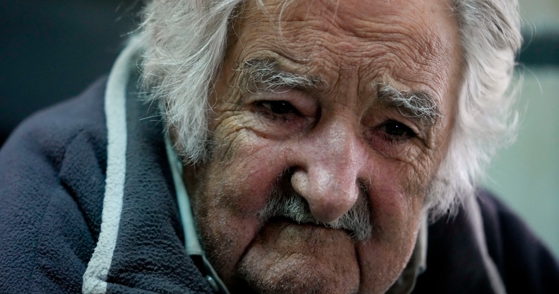 El expresidente de Uruguay, José "Pepe" Mujica hace una pausa durante una entrevista en Montevideo, Uruguay, el 22 de julio de 2023. El jueves 5 de septiembre de 2024, Mujica fue ingresado en un hospital de Montevideo por tercera vez en menos de dos semanas; en abril, fue diagnosticado d.e cáncer en el esófago