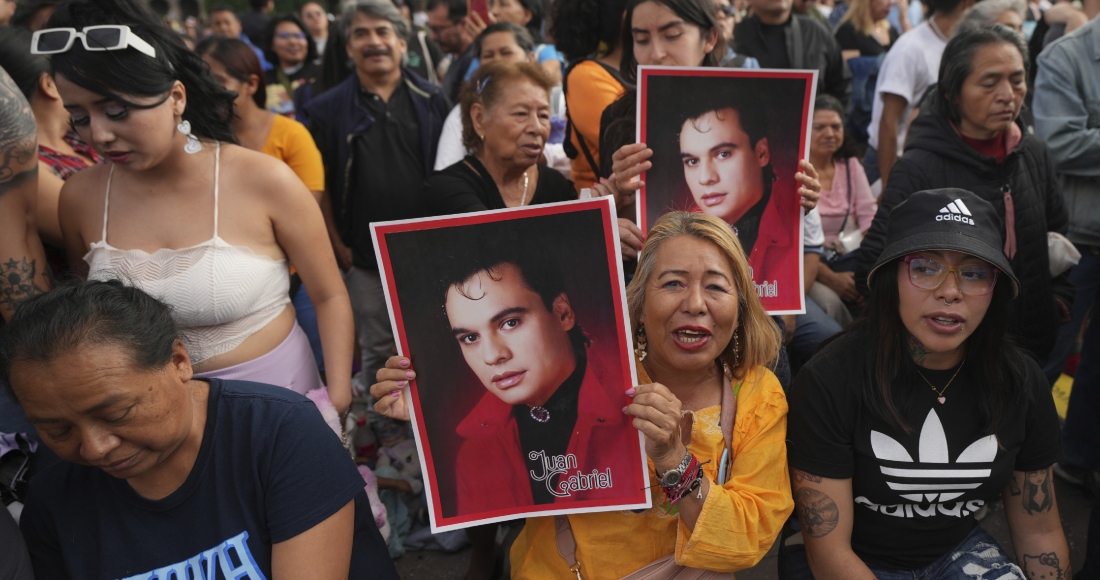 Juan Gabriel fue uno de los compositores más prolíficos y destacados de México, autor de temas como “Se me olvidó otra vez” y “Amor eterno”. Fue galardonado con dos Latin Grammy y como Persona del Año de la Academia Latina de la Grabación. Falleció el 28 de agosto de 2016, sus cenizas fueron llevadas para un homenaje póstumo en Bellas Artes.