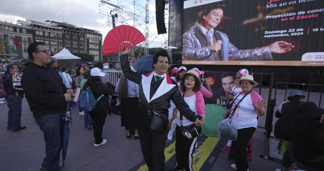 El imitador Jhoanfa “El Espejo de Juan Gabriel”, quien tiene 30 años interpretándolo, posaba para fotografías. 