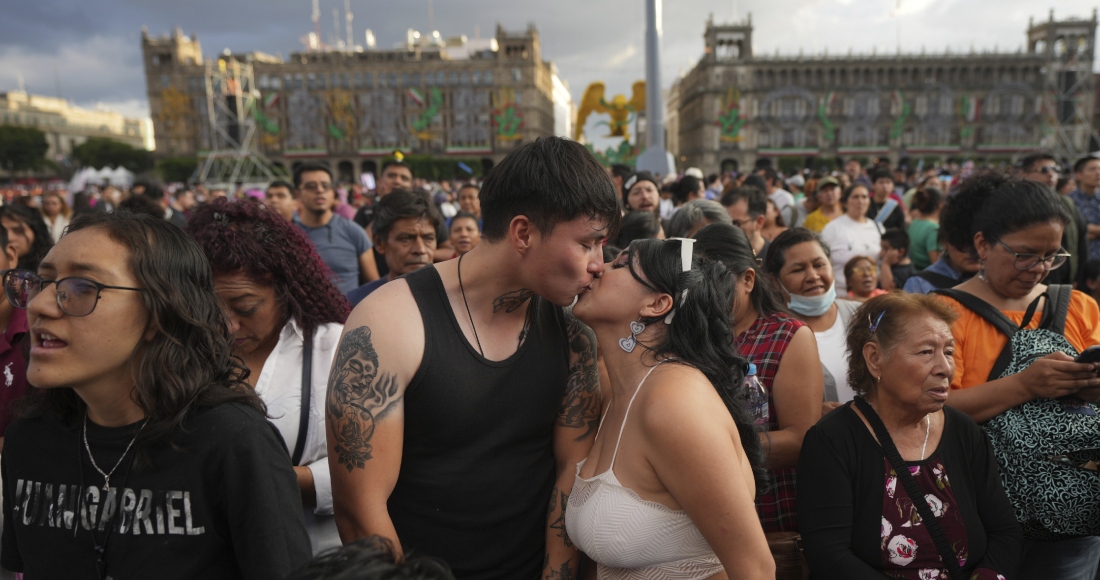  A ocho años de su muerte, Juan Gabriel sigue atrayendo multitudes en México. El domingo por la noche más de 70.000 personas asistieron a una proyección gratuita de su concierto de aniversario en la que bailaron y corearon con “El Noa-Noa”, “Querida” y “Siempre en mi mente”. 