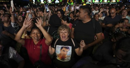 Fans de Juan Gabriel cantan durante una proyección de uno de sus conciertos en el Zócalo, la plaza principal de la Ciudad de México, el domingo 22 de septiembre de 2024.