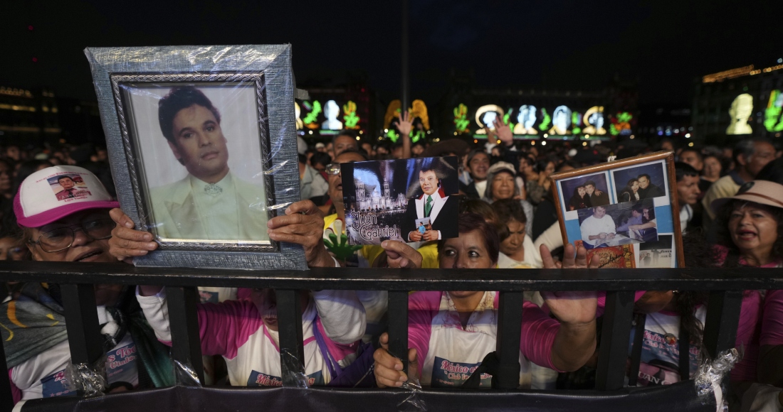 A ocho años de su muerte, Juan Gabriel sigue atrayendo multitudes en México. El domingo por la noche más de 70 mil personas asistieron a una proyección gratuita de su concierto de aniversario en la que bailaron y corearon con “El Noa-Noa”, “Querida” y “Siempre en mi mente”.