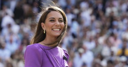 Kate Middleton, Princesa de Gales, espera para entregar el trofeo a Carlos Alcaraz de España después de que derrotó a Novak Djokovic de Serbia en la final individual masculina del campeonato de tenis de Wimbledon en Londres, el 14 de julio de 2024