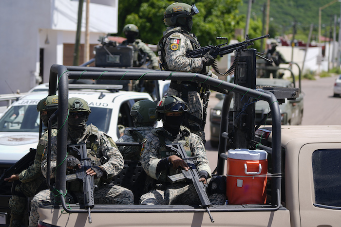 La Guardia Nacional y las Fuerzas Armadas patrullan durante una operación en el vecindario de Culiacán, estado de Sinaloa, México, el martes 19 de septiembre de 2024. 