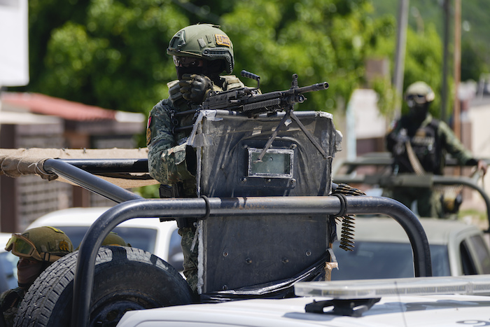 La Guardia Nacional y las Fuerzas Armadas patrullan durante una operación en un vecindario de Culiacán, en el estado de Sinaloa, en México, el jueves 19 de septiembre de 2024.