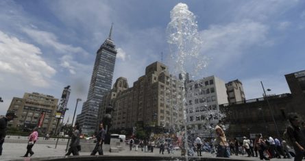 La Torre Latinoamericana, el rascacielos más antiguo de la Ciudad de México.