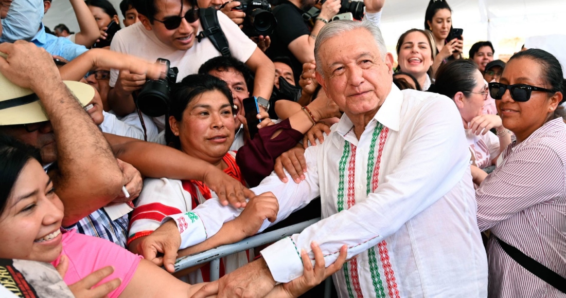 López Obrador afirmó que lo que más le satisface de su Gobierno es que, a pesar de la pandemia, logró sacar adelante al país. "Por primera vez en muchas décadas se redujo la desigualdad durante este Gobierno, ¿Sabes cuál fue el estado número uno en reducción de la pobreza? Chiapas", asegur