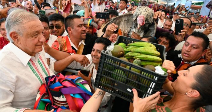 López Obrador afirmó que lo que más le satisface de su Administración es que, a pesar de la pandemia, logró sacar adelante al país. "Por primera vez en muchas décadas se redujo la desigualdad durante este Gobierno, ¿Sabes cuál fue el estado número uno en reducción de la pobreza? Chiapas", aseguró.