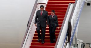 El Presidente de Venezuela, Nicolás Maduro, izquierda, y la primera dama, Cilia Flores, llegan al Aeropuerto Internacional de Beijing, China, el 1 de septiembre de 2015.