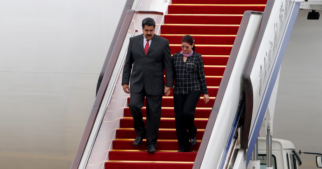 El Presidente de Venezuela, Nicolás Maduro, izquierda, y la primera dama, Cilia Flores, llegan al Aeropuerto Internacional de Beijing, China, el 1 de septiembre de 2015.