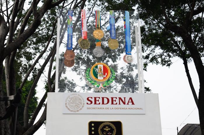 Algunas de las medallas que han obtenido integrantes de la Secretaría de la Defensa Nacional (Sedena).