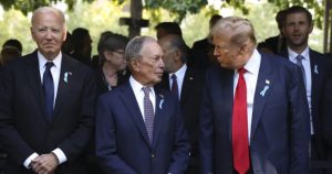 El expresidente Donald Trump, candidato presidencial republicano (derecha), habla con Michael Bloomberg (centro), mientras el Presidente Joe Biden observa.