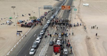 Migrantes venezolanos varados bloquean el cruce fronterizo en Tacna, Perú, después de que las autoridades chilenas los devolvieran a Perú, donde las autoridades no les permitieron viajar más al país, el 29 de abril de 2023.