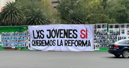 Cerdos, lobos y ministros acompañaron el performance de Jóvenes por la Reforma que se manifestaron a favor de la Reforma al Poder Judicial frente al Senado de la República.