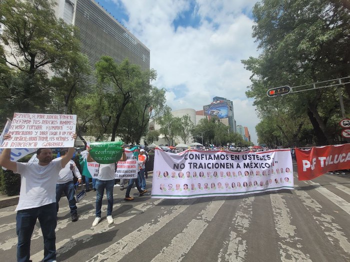 Las y los manifestantes gritaron: "¡Se va a caer, se va a caer! ¡El Poder se va a caer!", "¡Examen sí, tómbola no!","¡Senado anota: la justicia no se toca!", "¡Señor Senador, detenga al dictador!", "¡El Juez imparcial, de carrera judicial!", entre otras consignas.