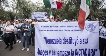 La protesta estuvo conformada por cerca de un centenar de trabajadores, quienes llegaron a las instalaciones del INE hacia las 7:00 horas, momentos antes de que iniciara la sesión del Consejo General, el cual, de manera inédita, sucedió sin la presencia de partidos político para dar comienzo al proceso para la elección de jueces en el Poder Judicial.