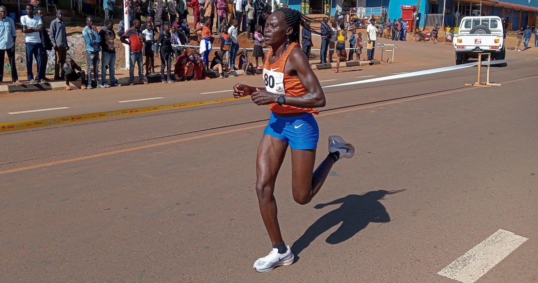 Rebecca Cheptegei compite en la carrera Discovery de 10 kilómetros en Kapchorwa, Uganda, el 20 de enero de 2023.