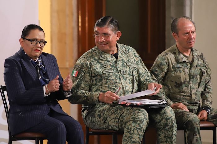 Rosa Icela Rodríguez, Secretaria de Seguridad federal; Luis Cresencio Sandoval, titular de la Marina; y Rafael Ojeda, Secretario de Marina, dialogan durante la conferencia "mañanera".