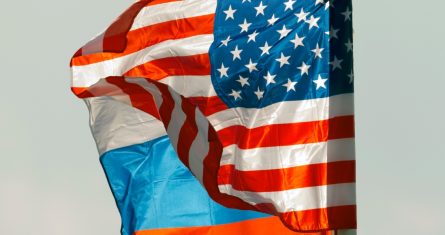 Banderas nacionales de Estados Unidos y Rusia ondean al viento en el aeropuerto moscovita de Vnukovo, Rusia, para dar la bienvenida a un dignatario estadounidense, el 11 de abril de 2017.