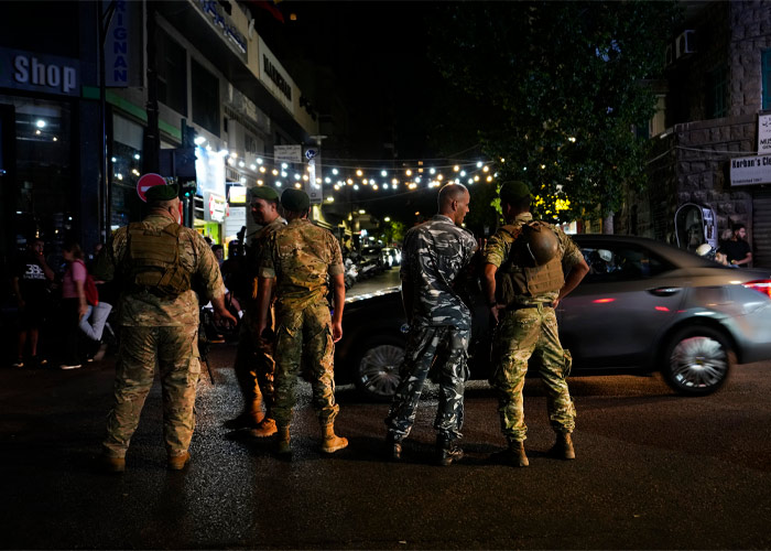 Soldados libaneses montan guardia en una calle que lleva al hospital de la Universidad Americana, a donde llevan a las personas cuyos bípers explotaron, en Beirut, Líbano, el martes 17 de septiembre de 2024.