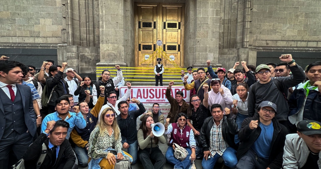 Estudiantes integrantes del movimiento #ReformaJudicial clausuraron de manera simbólica a La Suprema Corte de Justicia de la Nación (SCJN) en las entradas principales. 